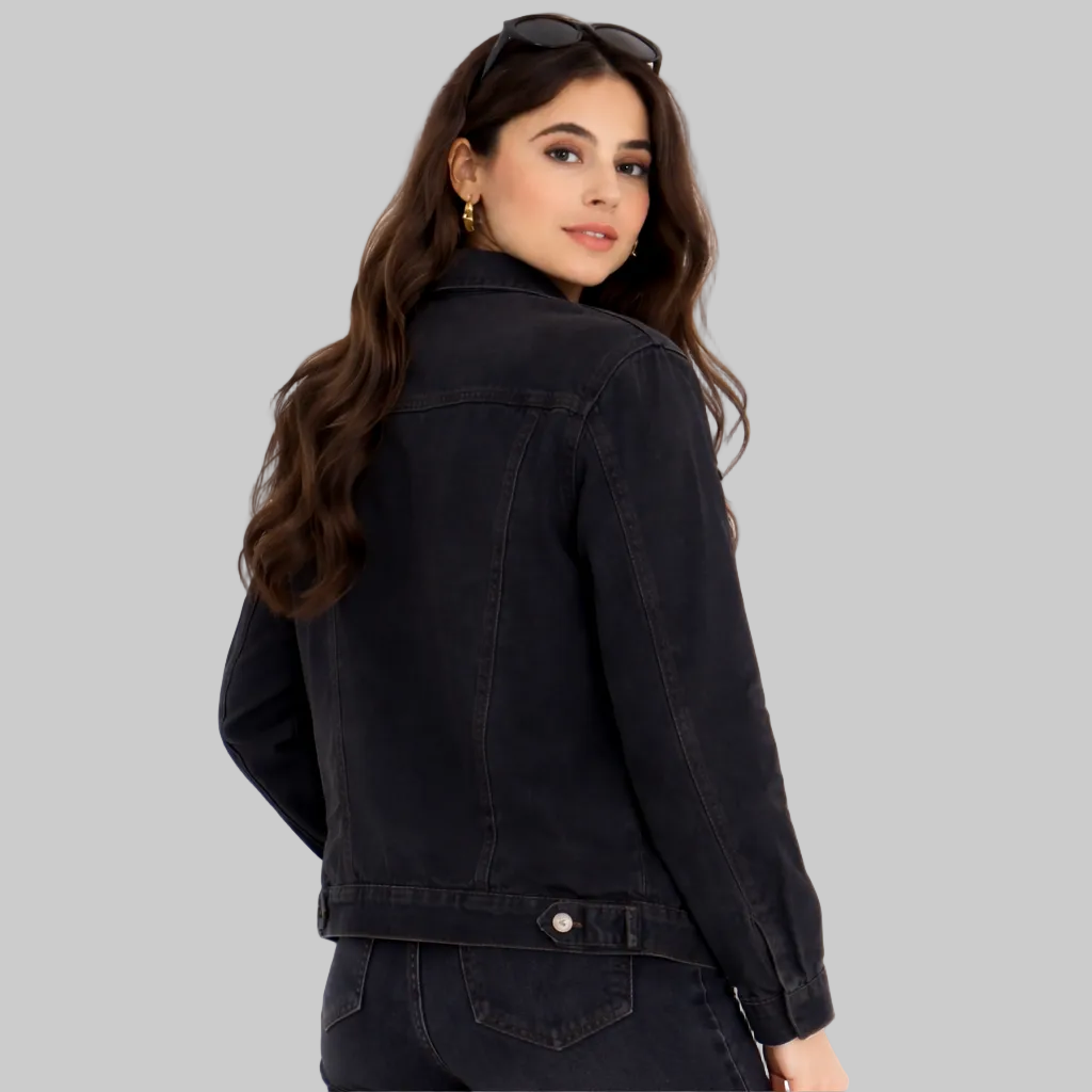 Black denim jacket with oversized boyfriend fit, button fastening, and two chest pockets made from 100% cotton.