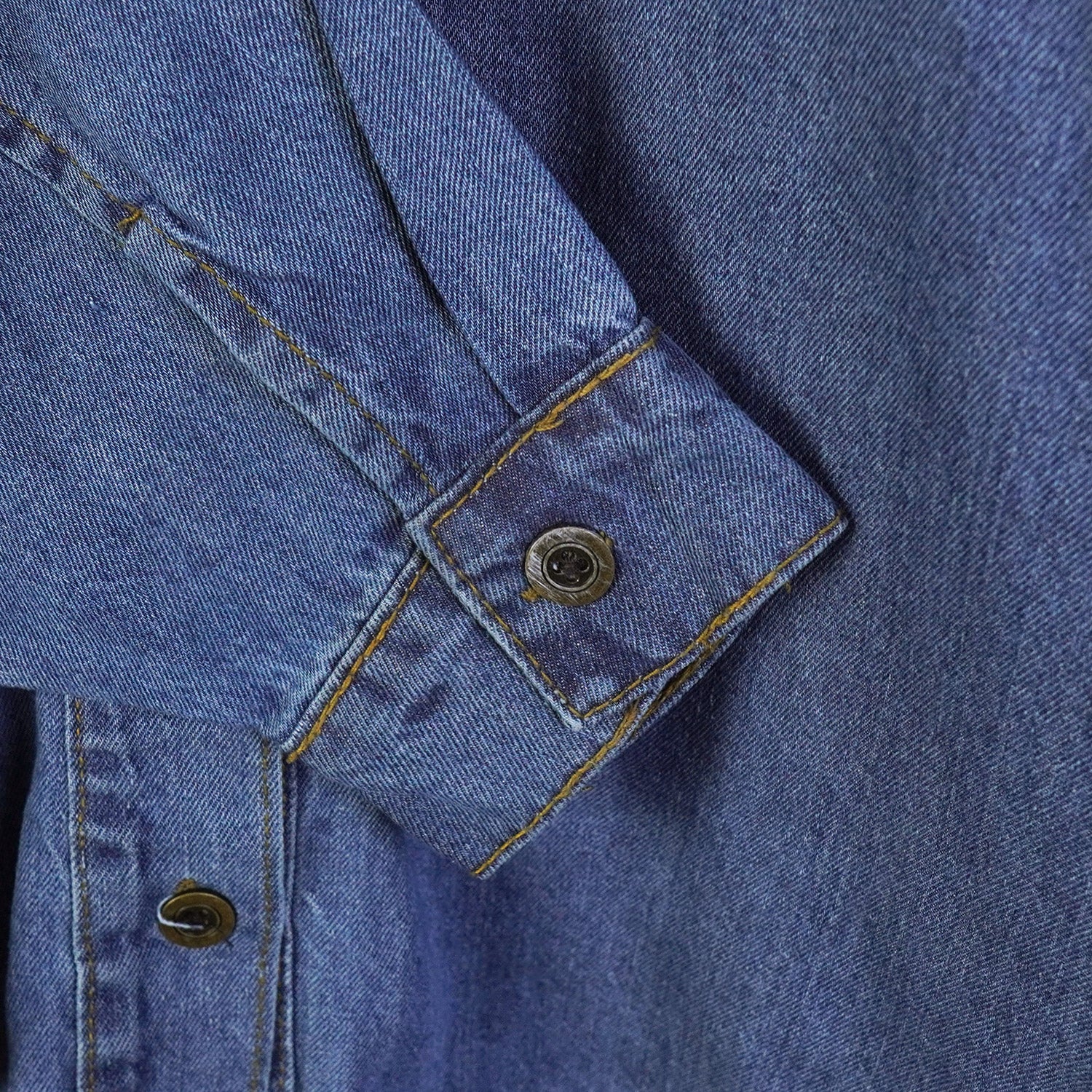 Plus-Size Classic Denim Button-Down Shirt with Chest Pocket and Long Sleeves – Relaxed Fit
