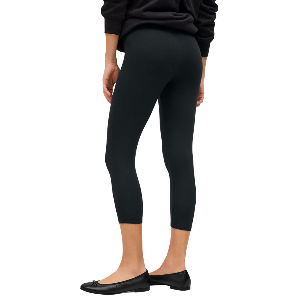 Plus-size capri leggings with elastic waistband, breathable cotton/spandex fabric, and mid-calf length for a comfortable fit