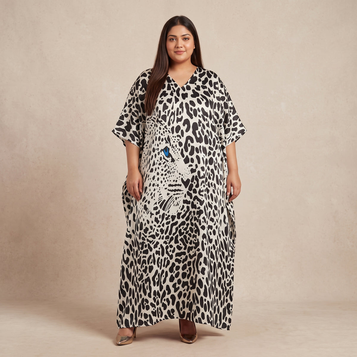 Black and White Print Maxi Kaftan for Women with Relaxed V-Neckline and Wide Flowing Sleeves