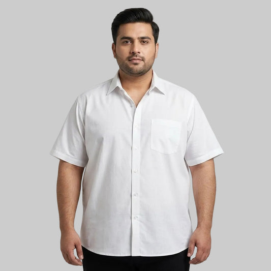 Essential White men's short-sleeve casual shirt made from 100% cotton with a classic collar and breathable fabric for everyday wear. 