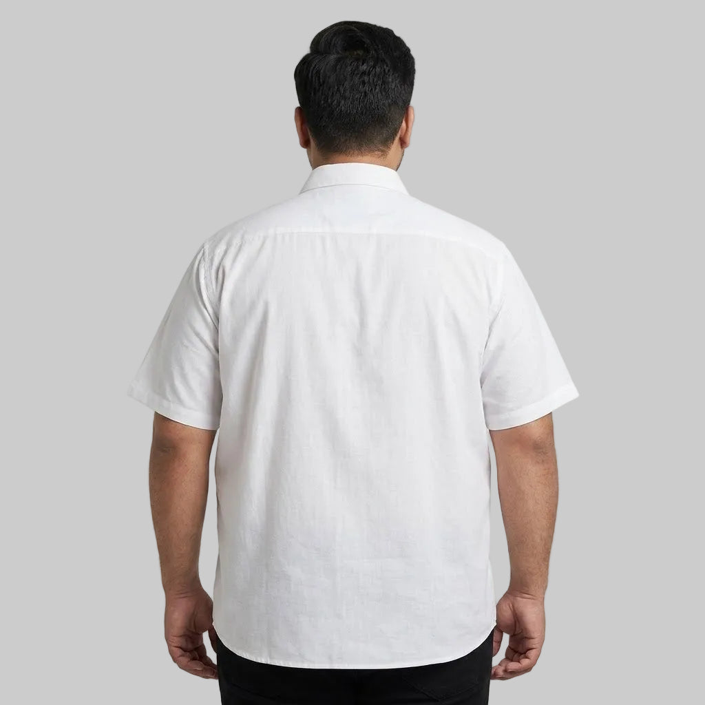 Essential White men's short-sleeve casual shirt made from 100% cotton with a classic collar and breathable fabric for everyday wear.