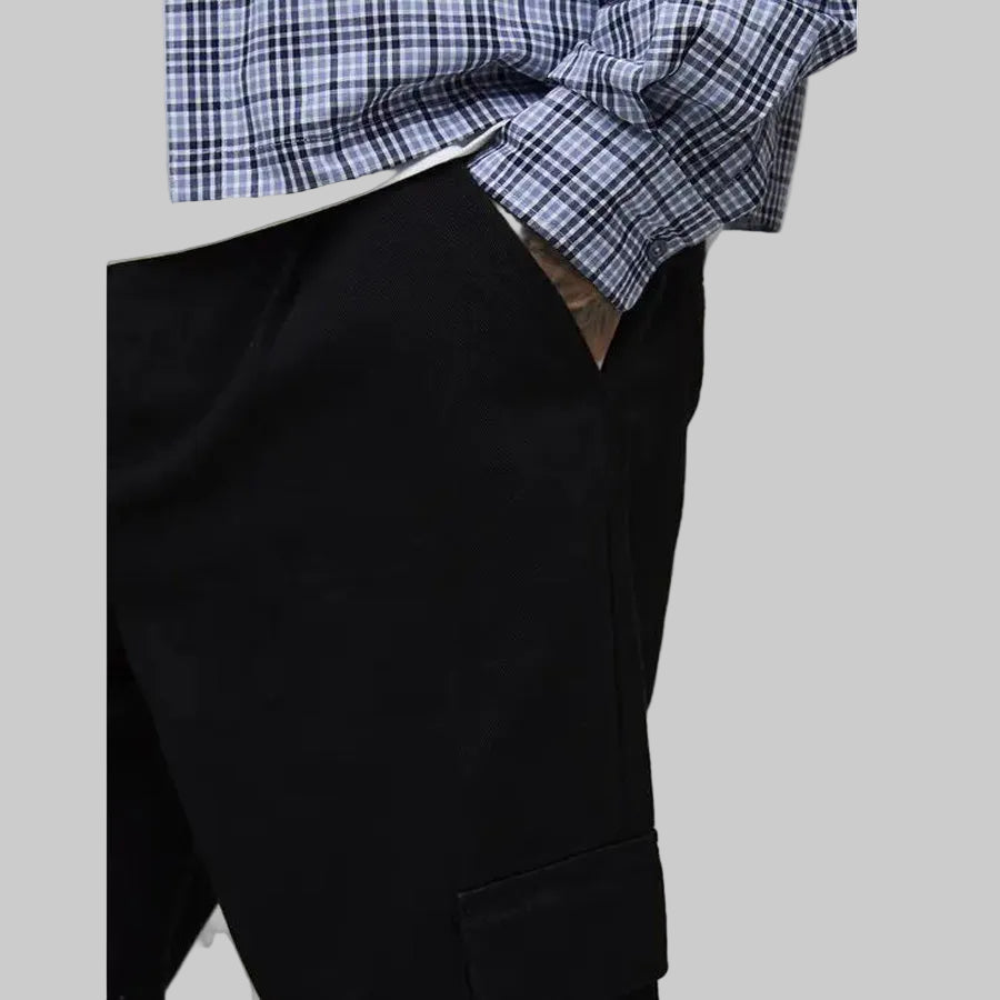 Men’s jet black wide-leg cargo pants with relaxed fit and side pockets