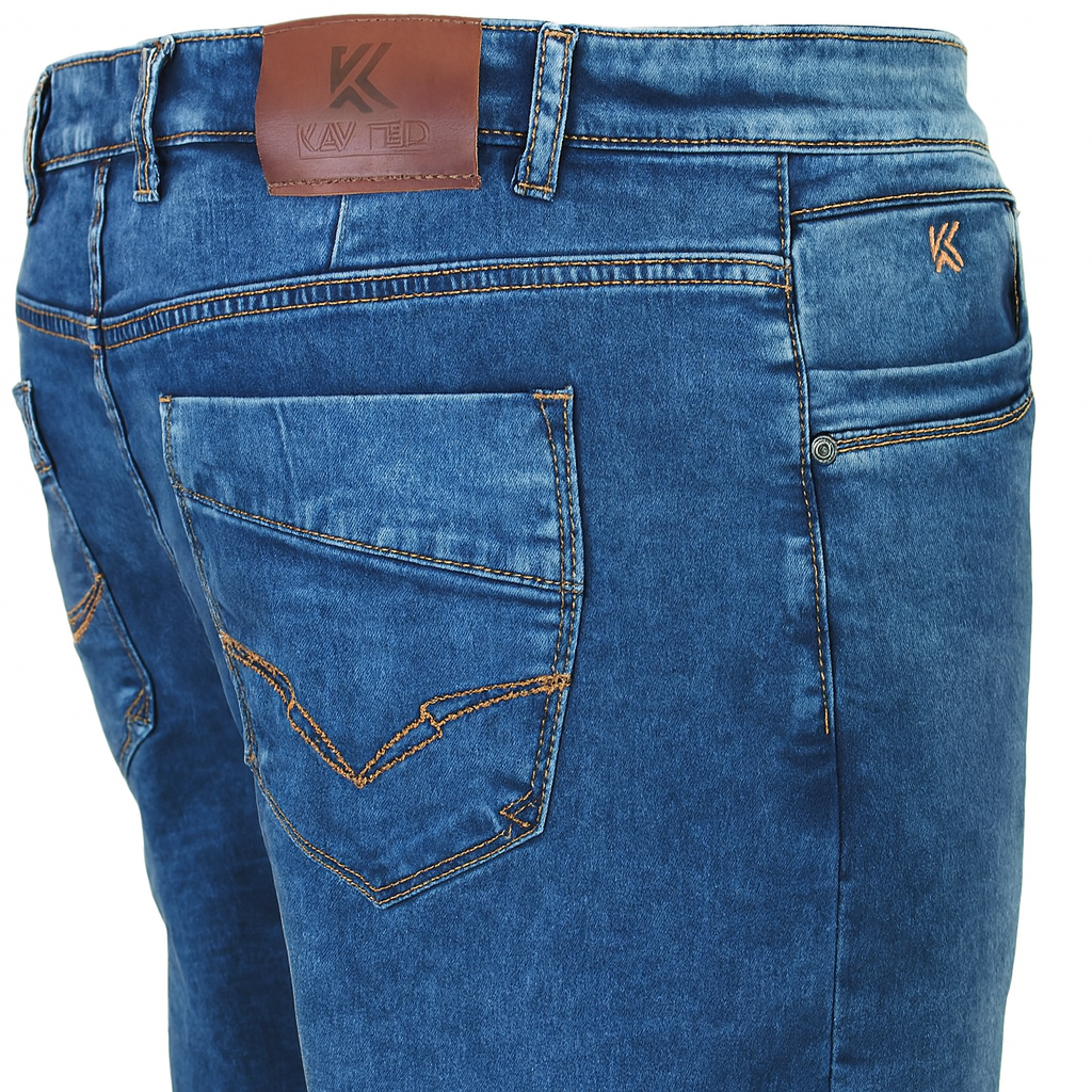 Light wash regular fit stretch jeans with classic 5-pocket design and embroidered logo.