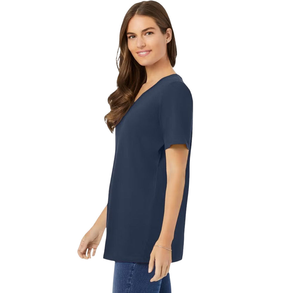 Plus-size woman in navy V-neck short-sleeve tee – PlusSize.pk